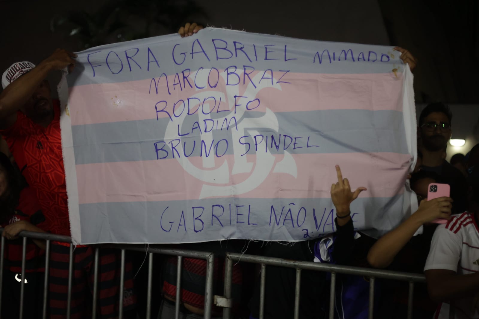 (COM VÍDEO) "FORA, GABRIEL MIMADO!" FLAMENGO CHEGA NO ESPÍRITO SANTO COM PROTESTOS DA TORCIDA